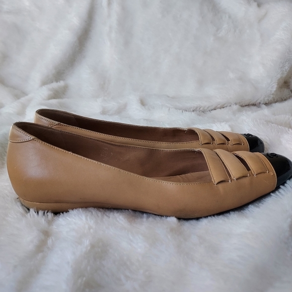 Authenticated CHANEL Tan Leather flats with black toe cap, size 37.5 / 7 - Picture 3 of 11